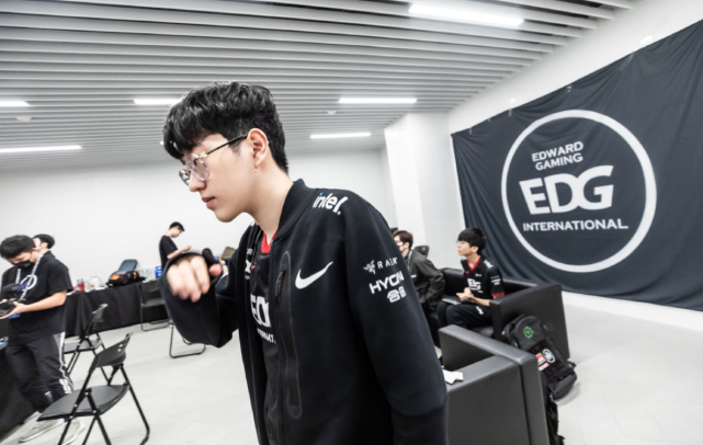 展奠定了坚 展奠定了坚